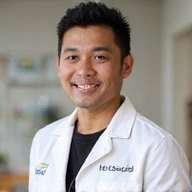 Professional headshot of Budi Santoso, a confident male nutritionist with a friendly smile.